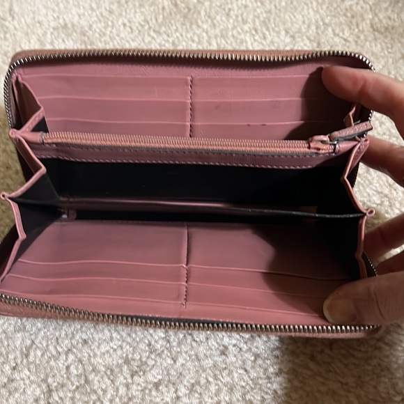 Gucci women’s leather wallet, embossed with Gucci logo - Picture 7 of 15